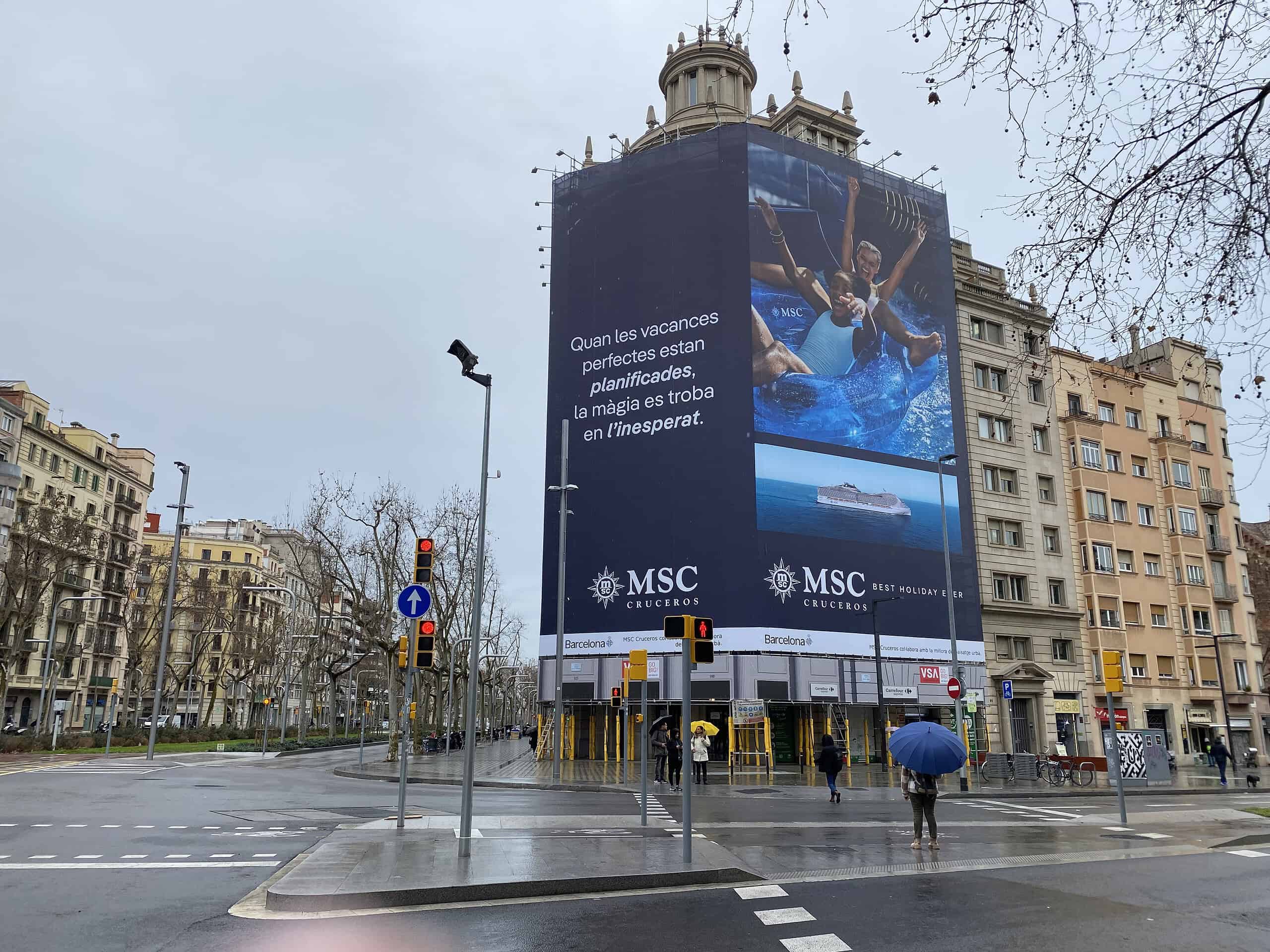 Insolite: ils vivent derrière une bâche publicitaire à Barcelone 7 IMG 0586 scaled