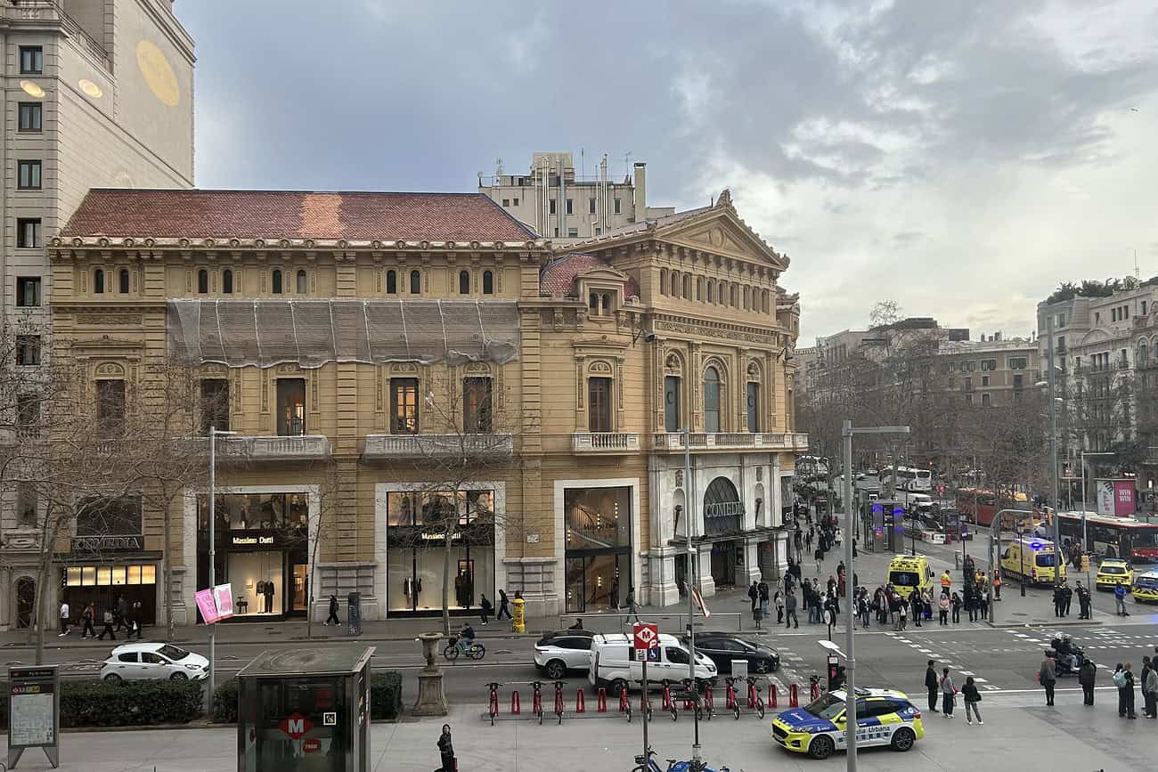 Vue du futur musée Thyssen avec café et terrasse dans le centre de Barcelone, offrant un espace culturel et de détente au cœur de la ville.