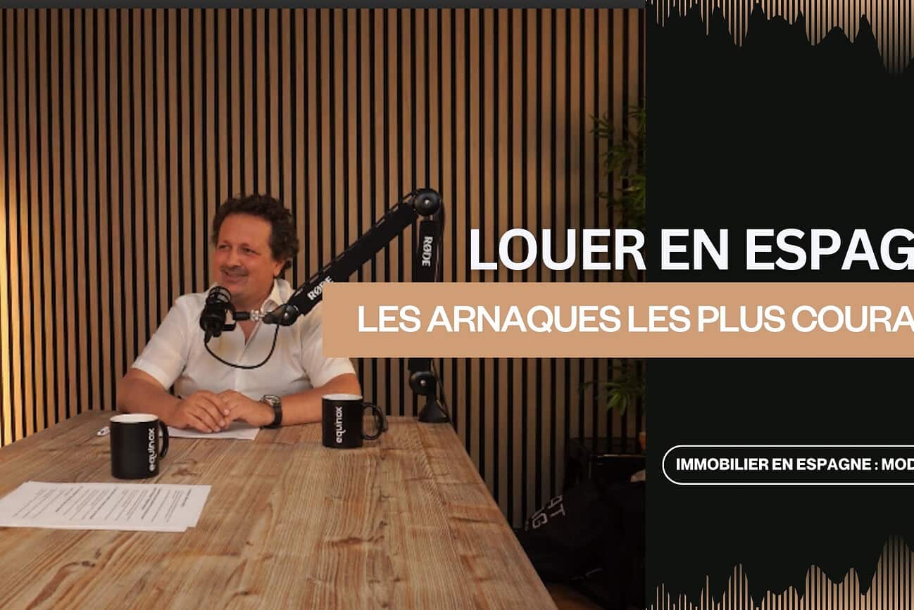 Illustration d'une émission de podcast sur la location en Espagne, mettant en garde contre les arnaques fréquentes dans le secteur immobilier.