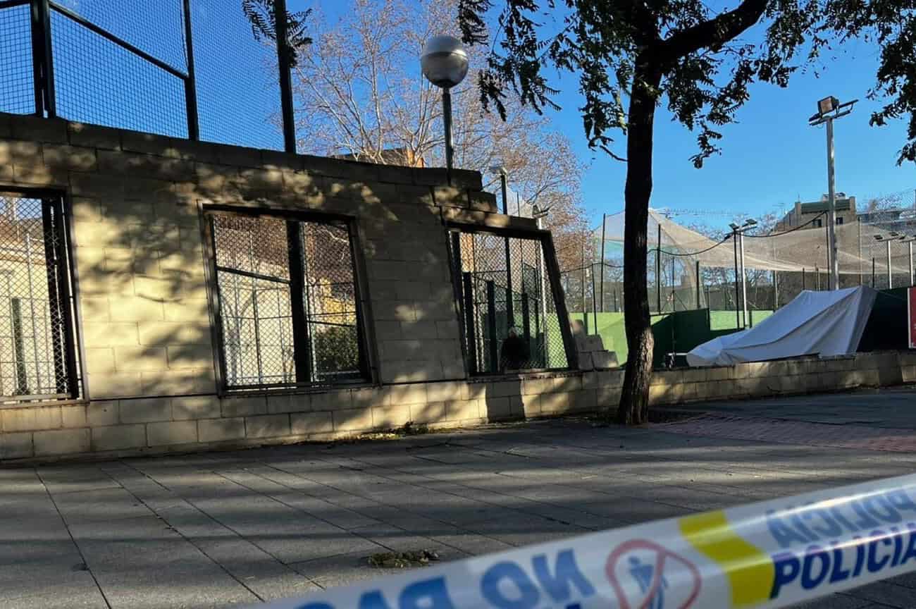 Drapeau de police et zone de danger après la tempête à Barcelone, montrant des arbres abattus et des infrastructures endommagées suite aux vents violents.