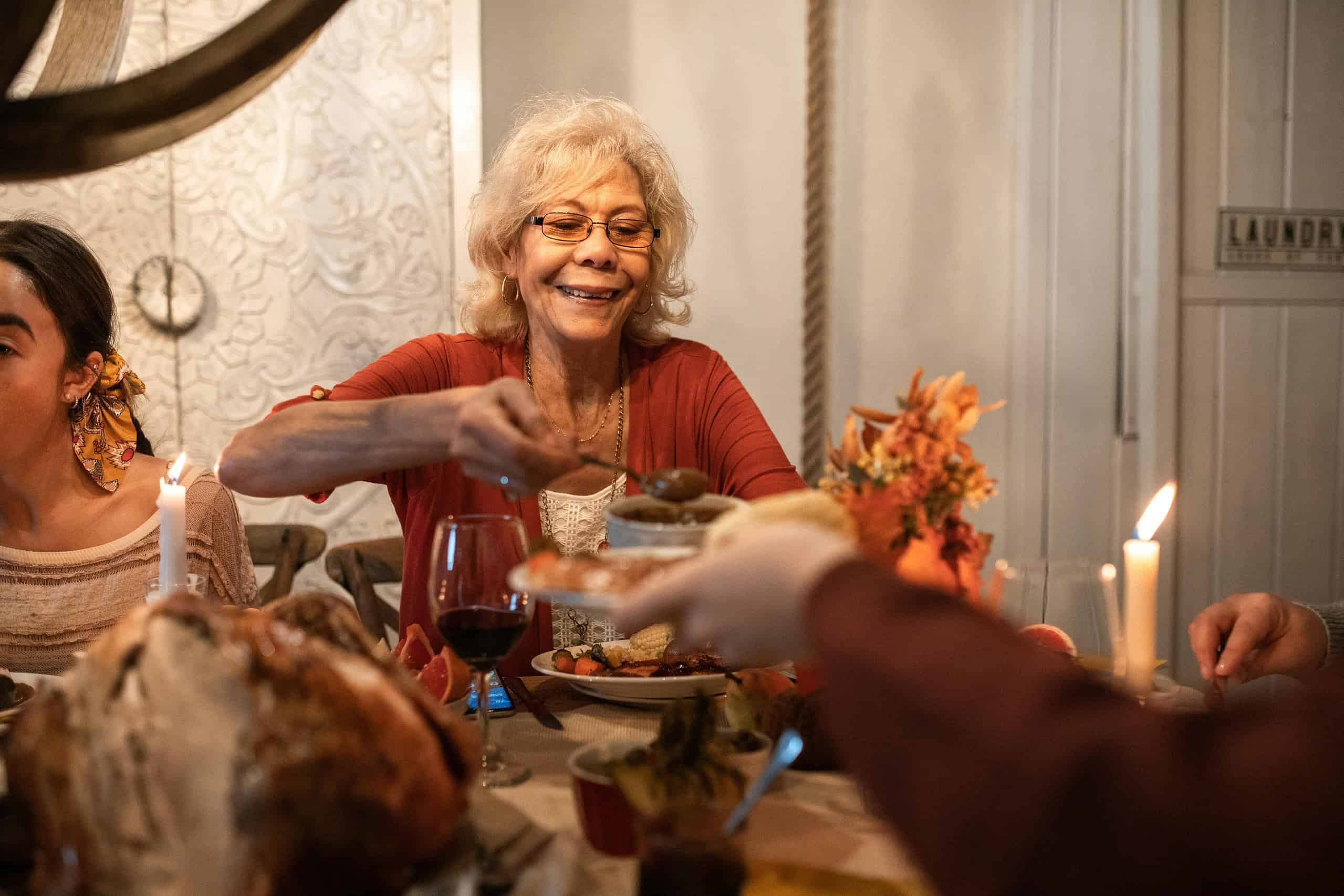 Seniors retraités à Barcelone profitant d’un moment de convivialité et de jeunesse retrouvée lors d’un repas entre amis.