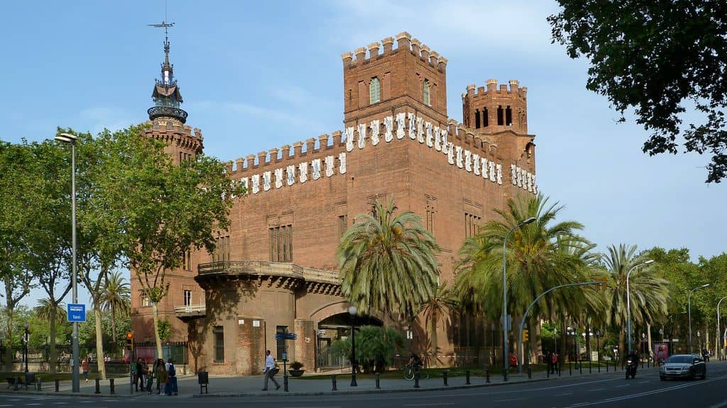 Barcelone : le château du parc de la Ciutadella renaît en musée de la science 2 Ancien château transformé en musée de la science dans le parc de la Ciutadella, Barcelone, avec ses tours en briques rouges, ses jardins luxuriants et son architecture historique.