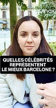 Jeune femme tenant un smartphone, représentant la question des célébrités qui incarnent le mieux Barcelone, dans un cadre urbain avec arbres et bâtiments en arrière-plan.