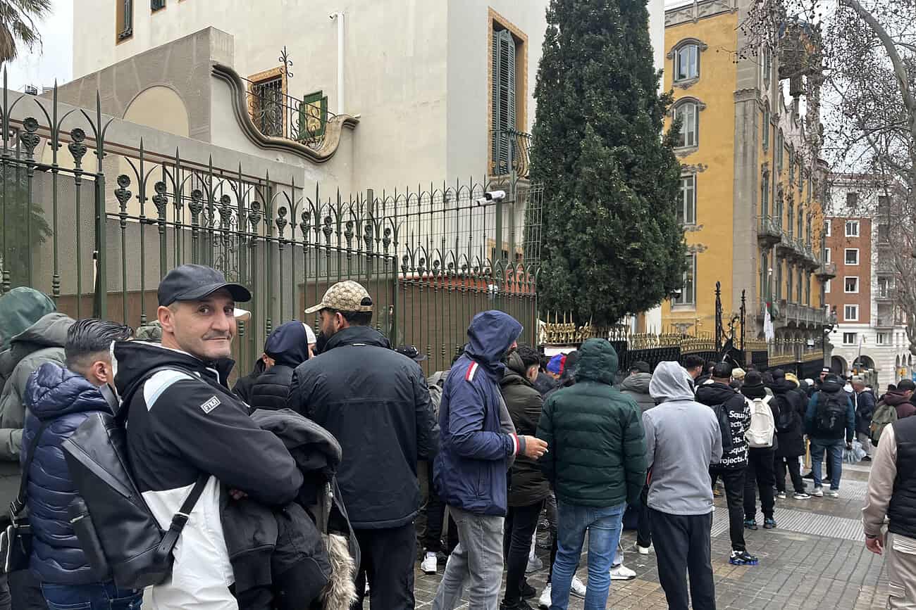 File d'attente de migrants demandant une régularisation à l'ambassade espagnole.