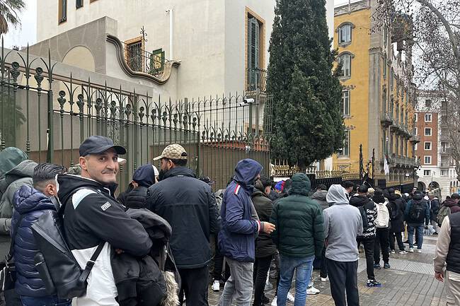 File d'attente de migrants demandant une régularisation à l'ambassade espagnole.