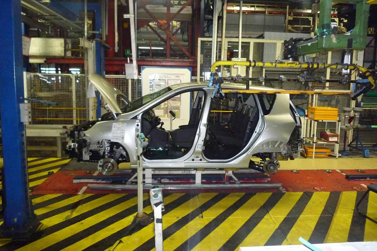 Renault choisit l’Espagne pour accélérer sa production de véhicules électriques 5 Véhicule électrique en cours d'assemblage dans une usine Renault en Espagne, illustrant l'expansion de la production de véhicules électriques pour répondre à la demande croissante.