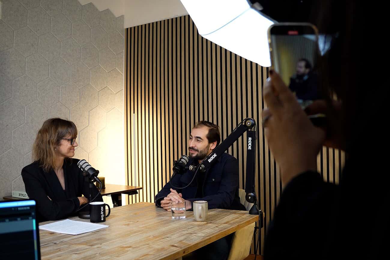Interview de Louis Kretz sur l'immobilier de luxe en Espagne lors d'un enregistrement.