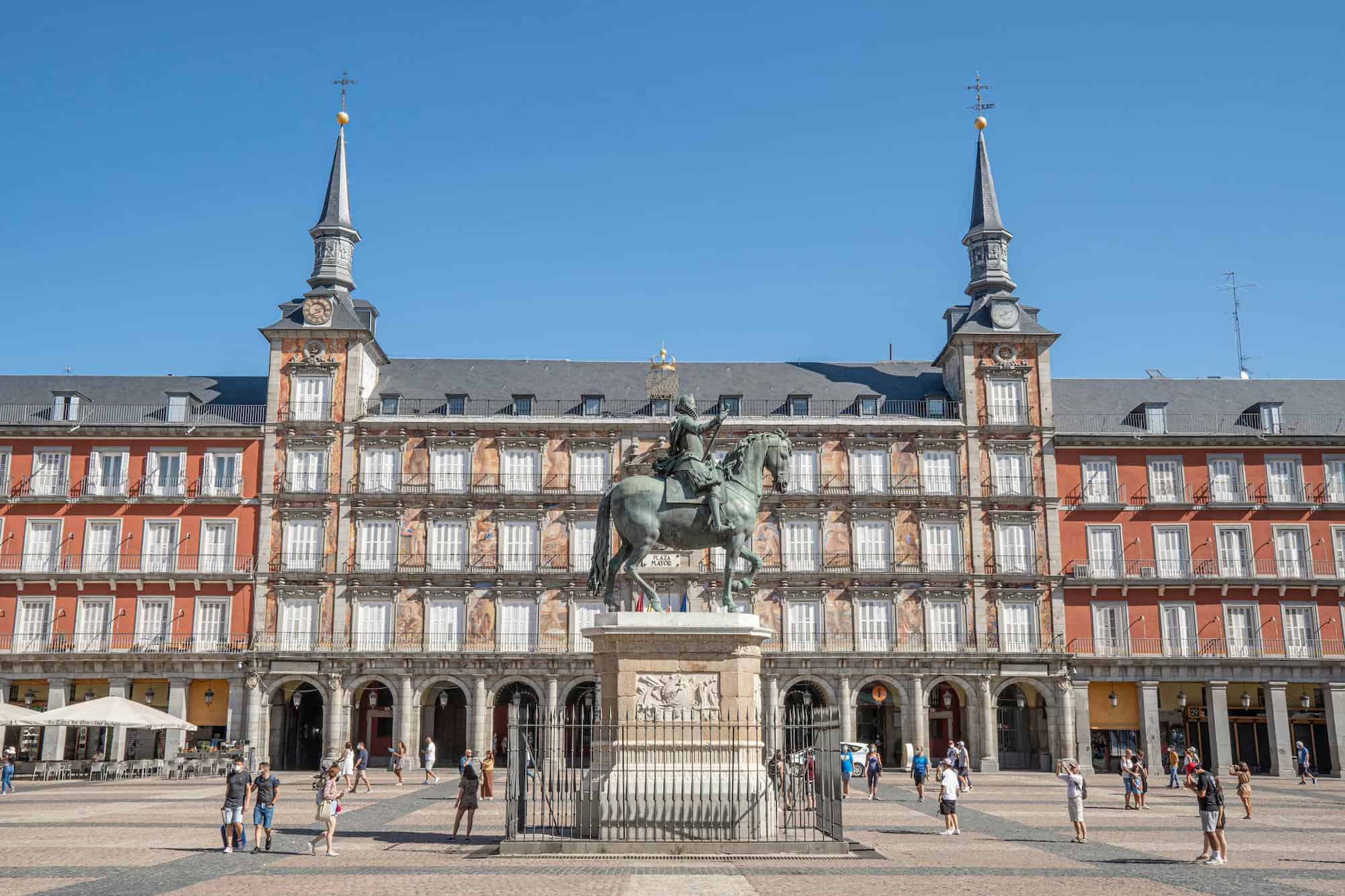 Tourisme en Espagne : vers un record de 100 millions de visiteurs étrangers en 2026 1 Édifice historique avec statue équestre au centre.