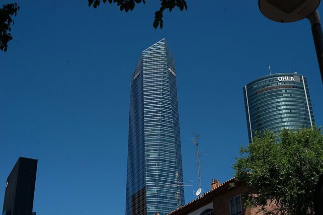 Equinox : toute l'actu de Barcelone et les bons plans de la ville 13 Vue d'une skyline urbaine avec des gratte-ciel modernes en Espagne, illustrant le secteur immobilier et économique dynamique du pays.