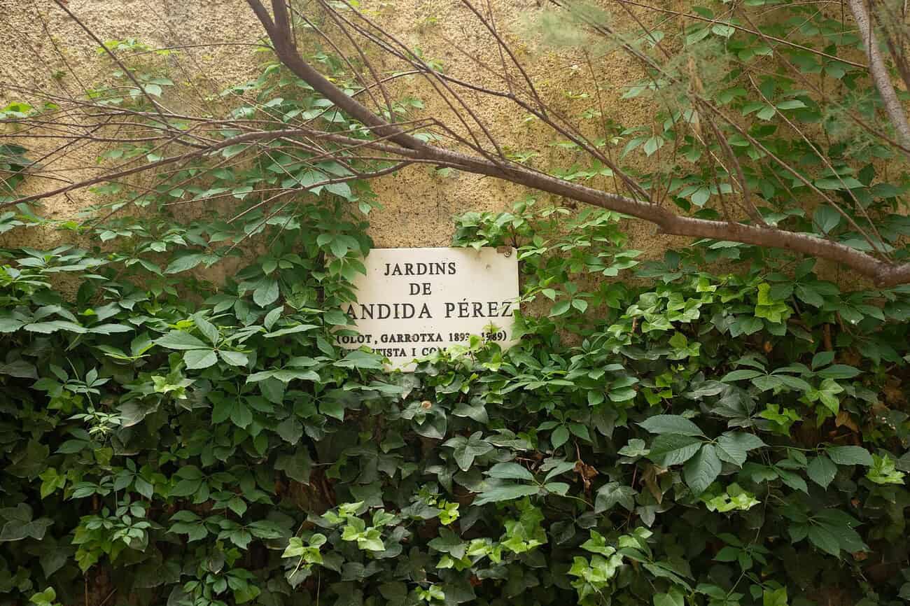 Simone Weil et 15 autres femmes entrent dans les rues de Barcelone : qui sont-elles ? 1 Panneau indiquant le nom du jardin entouré de végétation luxuriante.