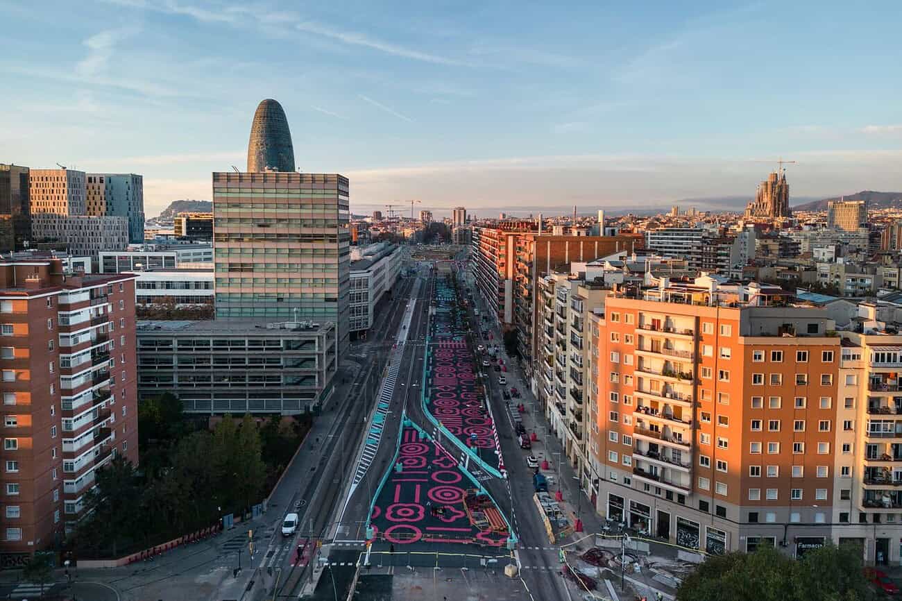 Montjuïc, métro, littoral : 5 grands chantiers qui transforment Barcelone 4 Montjuïc, métro, littoral : vue panoramique de Barcelone avec la Tour Montjuïc et la ville en arrière-plan.