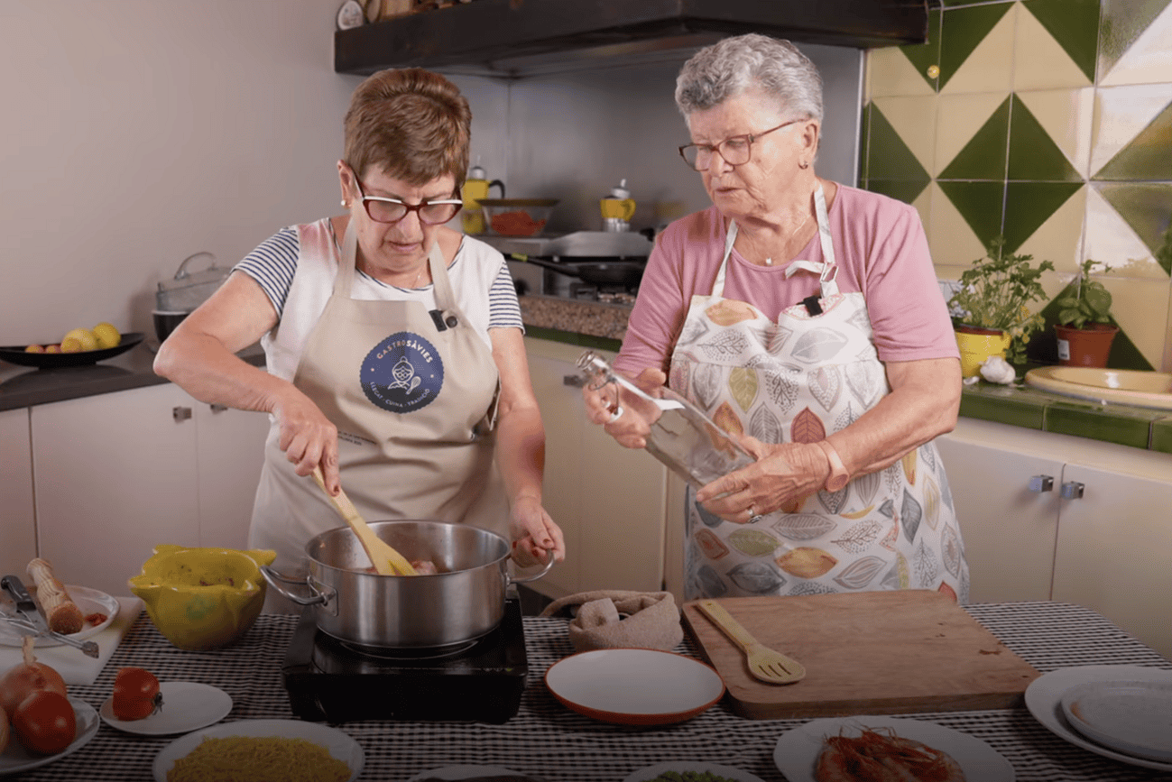 Deux grands-mères en Catalogne cuisinant ensemble dans une cuisine moderne.
