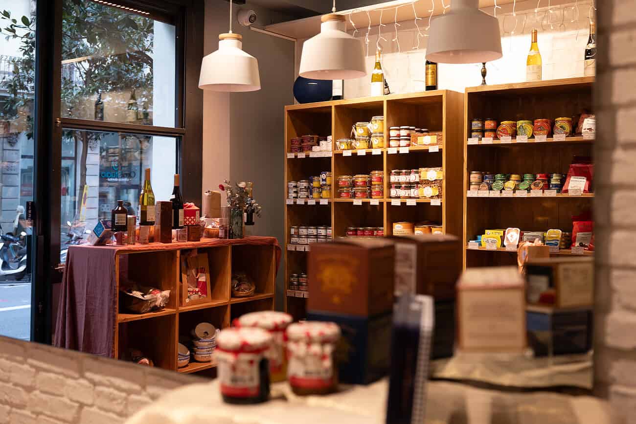 Ouvrir un commerce à Barcelone : Mazette et Casa Gal·la dévoilent l’envers du décor 5 Balcon avec vue sur la boutique Casa Gal·la, spécialisée dans les produits locaux et artisanaux à Gràcia, Barcelone.