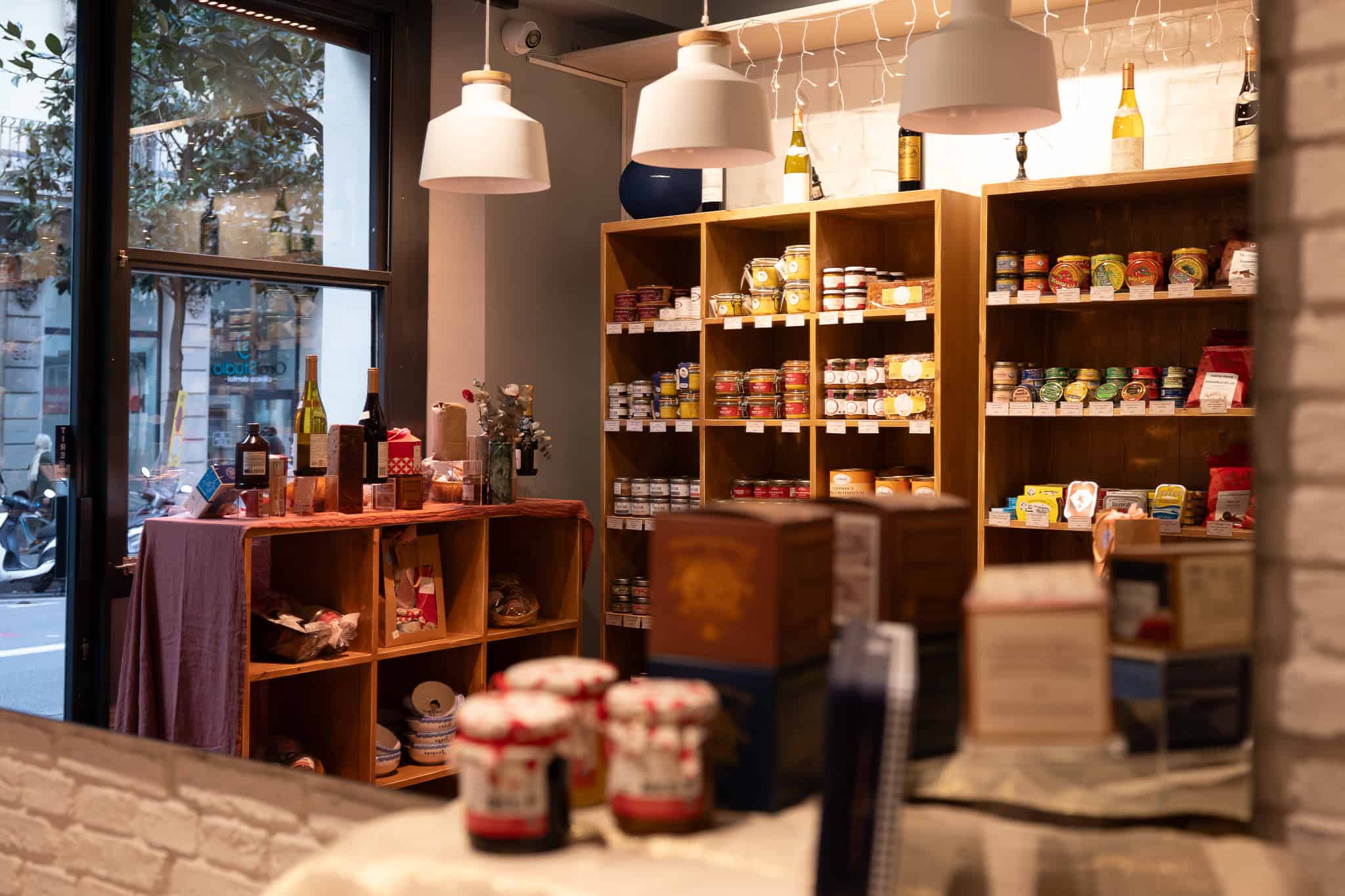 Balcon avec vue sur la boutique Casa Gal·la, spécialisée dans les produits locaux et artisanaux à Gràcia, Barcelone.