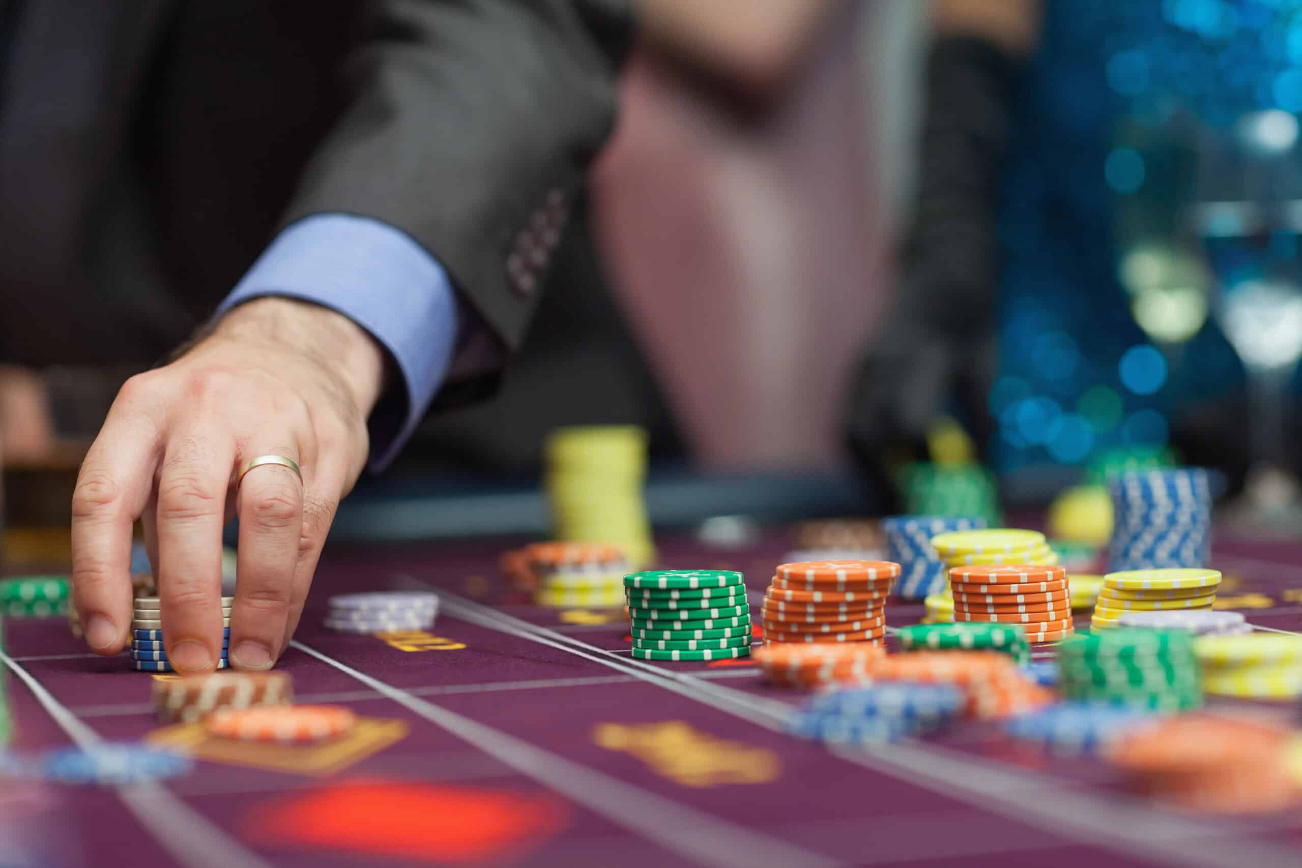 Jeux de casino en ligne belge avec jetons colorés sur une table de jeu.
