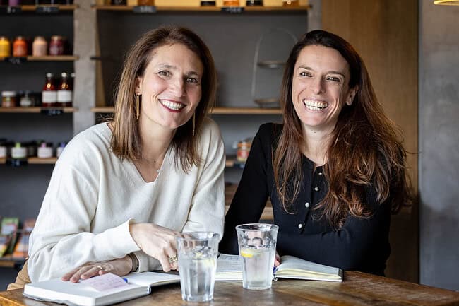 Sappuyant sur la communauté française, Circe de Lylle et Julie Droulers partagent leur expérience d'intégration à Madrid, renforçant les liens culturels et professionnels dans un environnement interna.