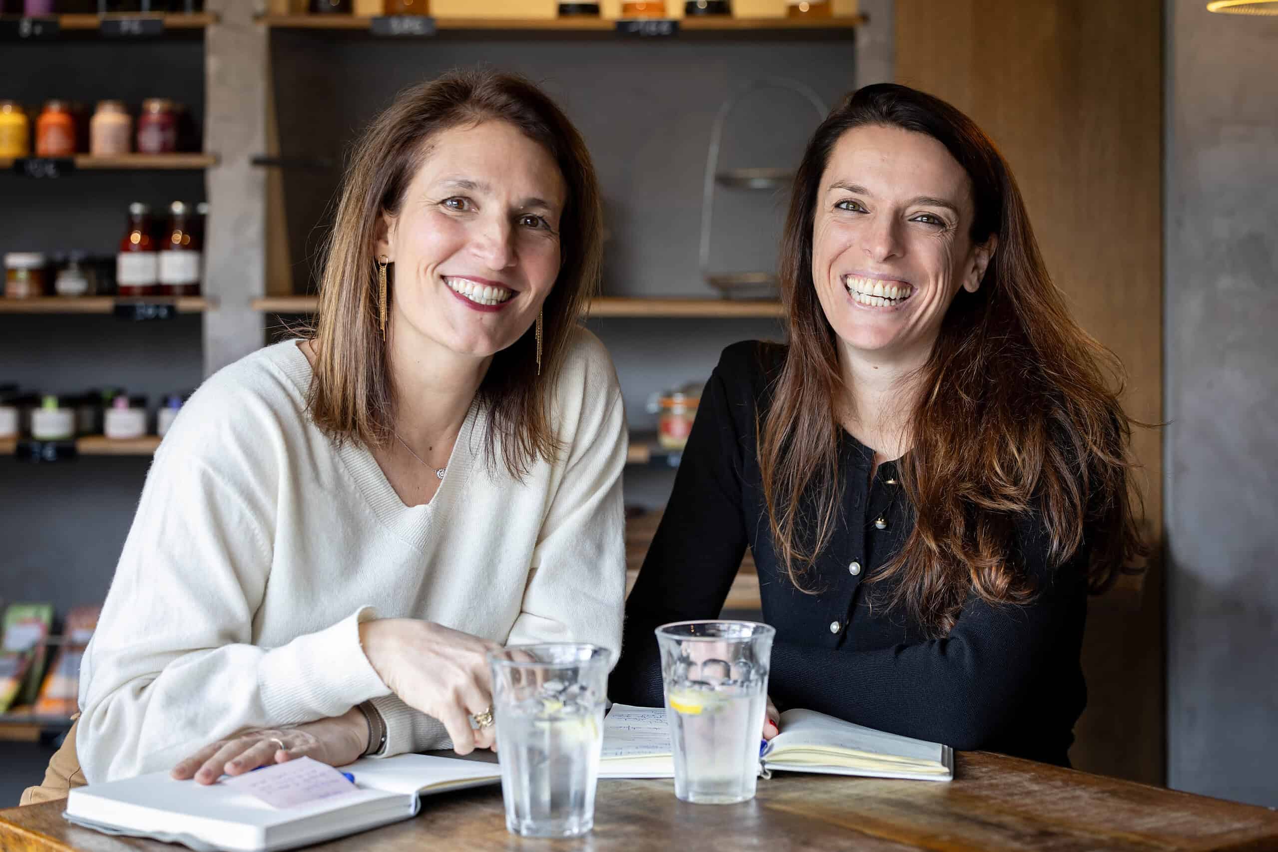 Sappuyant sur la communauté française, Circe de Lylle et Julie Droulers partagent leur expérience d'intégration à Madrid, renforçant les liens culturels et professionnels dans un environnement interna.