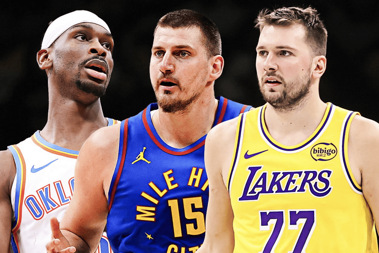 Joueurs de basketball NBA en pleine compétition lors d’un match, portant leurs maillots officiels, illustrant la stratégie et l’intensité de la fin de saison 2026.