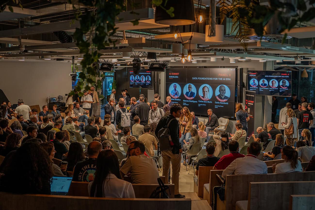 Barcelone, capitale européenne de l'IA : pourquoi nous visons 10 000 personnes pour l'AI Summit 2026 13 Salle de conférence animée à Barcelone lors de l'AI Summit 2026, avec un public nombreux et des intervenants sur scène discutant des avancées en intelligence artificielle.