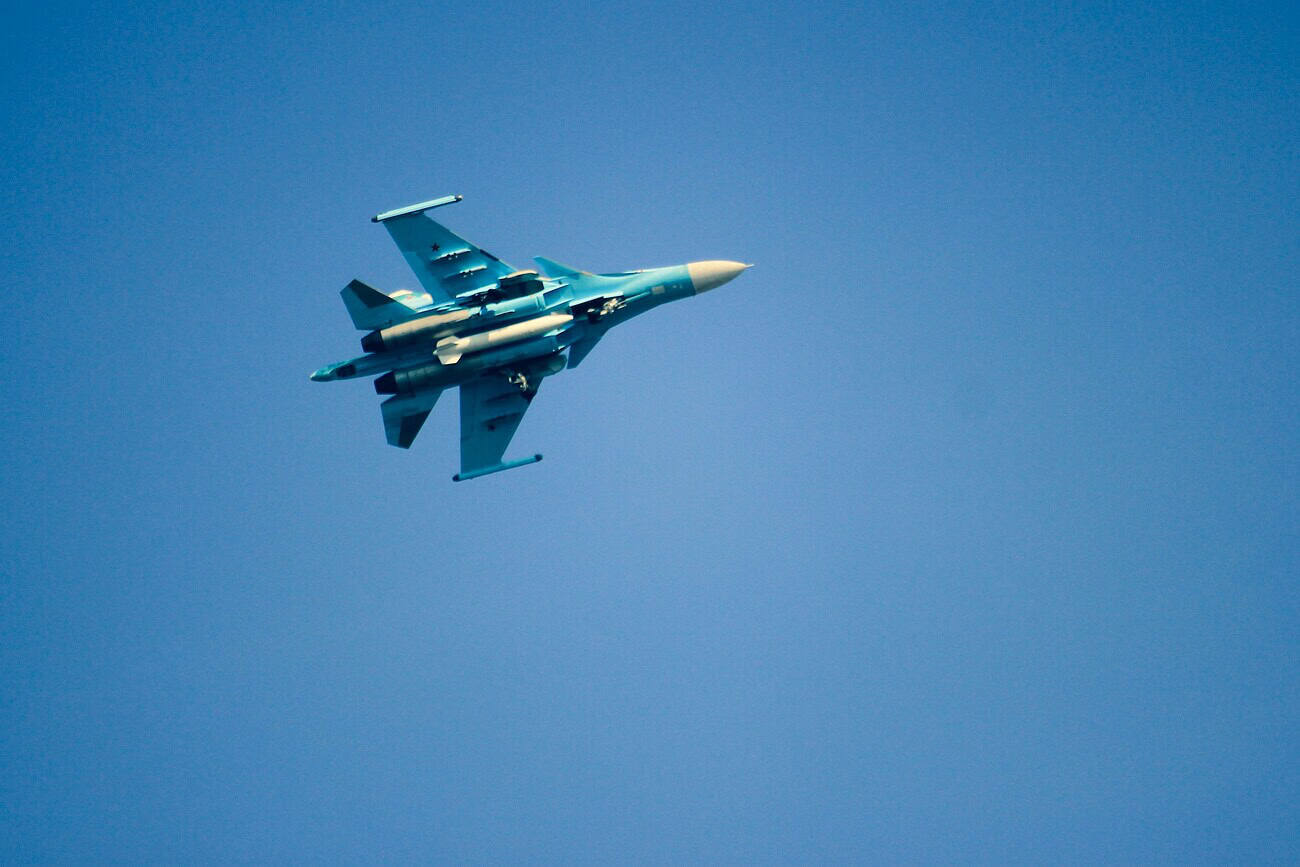Guerre contre l’Iran : l’Espagne refuse le survol de son territoire aux avions militaires 1 Avion de chasse F-16 en vol dans un ciel clair, illustrant la puissance militaire aérienne.