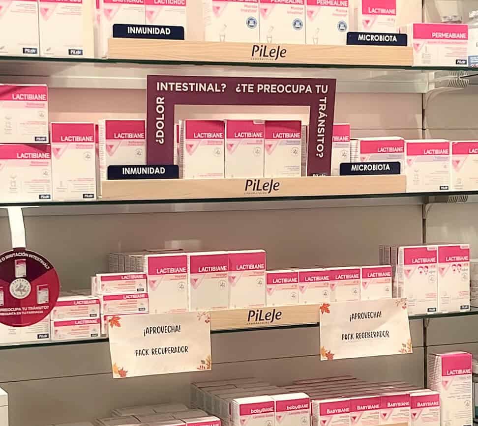 Gamme de probiotiques PiLeJe en pharmacie, avec différentes formules pour renforcer l'immunité et la santé intestinale.