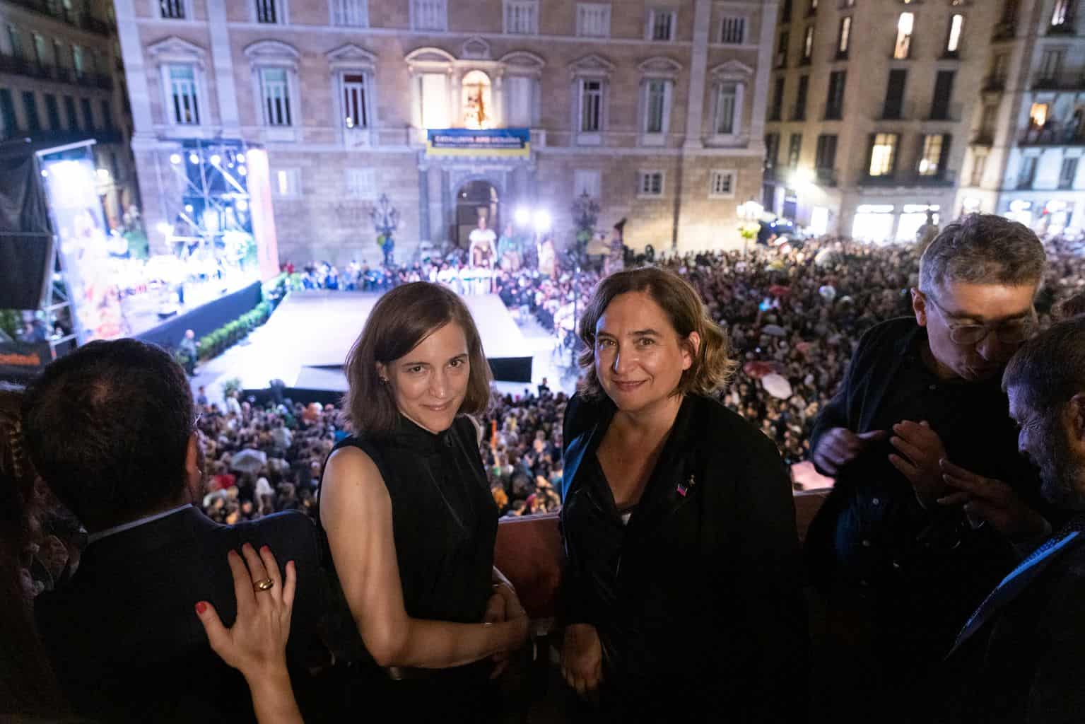 carla simon i ada colau al balco de l