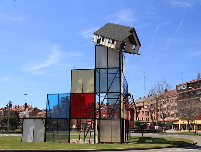 Balancier d'art moderne avec maison en haut.