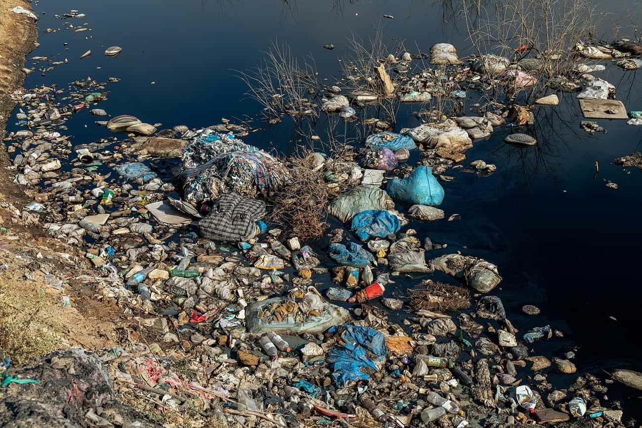 Mataró, la ville-poubelle de la côte catalane 4 Déchets plastiques et ordures flottant dans l'eau à Mataró, illustrant la pollution urbaine et environnementale de la ville.