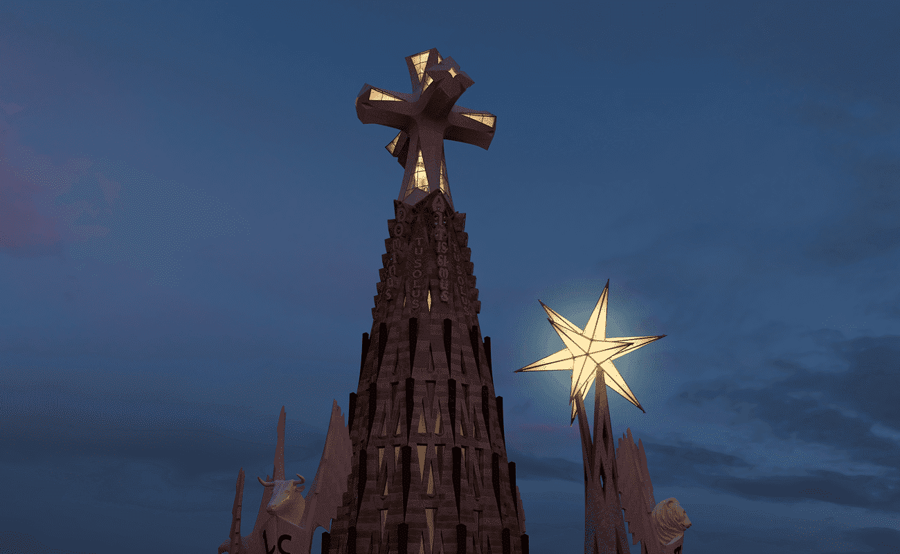 La croix de la Sagrada Família bientôt illuminée 3 Croix de la Sagrada Família illuminée la nuit, symbole religieux emblématique de Barcelone, en préparation pour l'illumination spéciale.