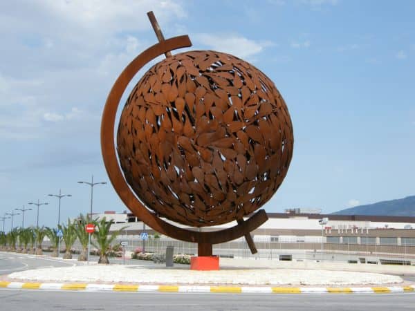 Pomme de pin artistique en métal située à Séville, Espagne, avec un design moderne et innovant.