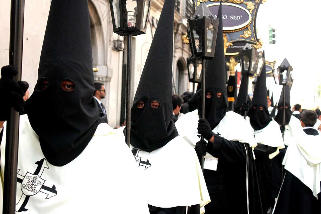 La semaine sainte espagnole a-t-elle vraiment inspiré le Ku Klux Klan ? 5 Participants en costumes traditionnels lors d'une procession religieuse à Madrid, portant des capes et masques noirs pour la Semaine Sainte.