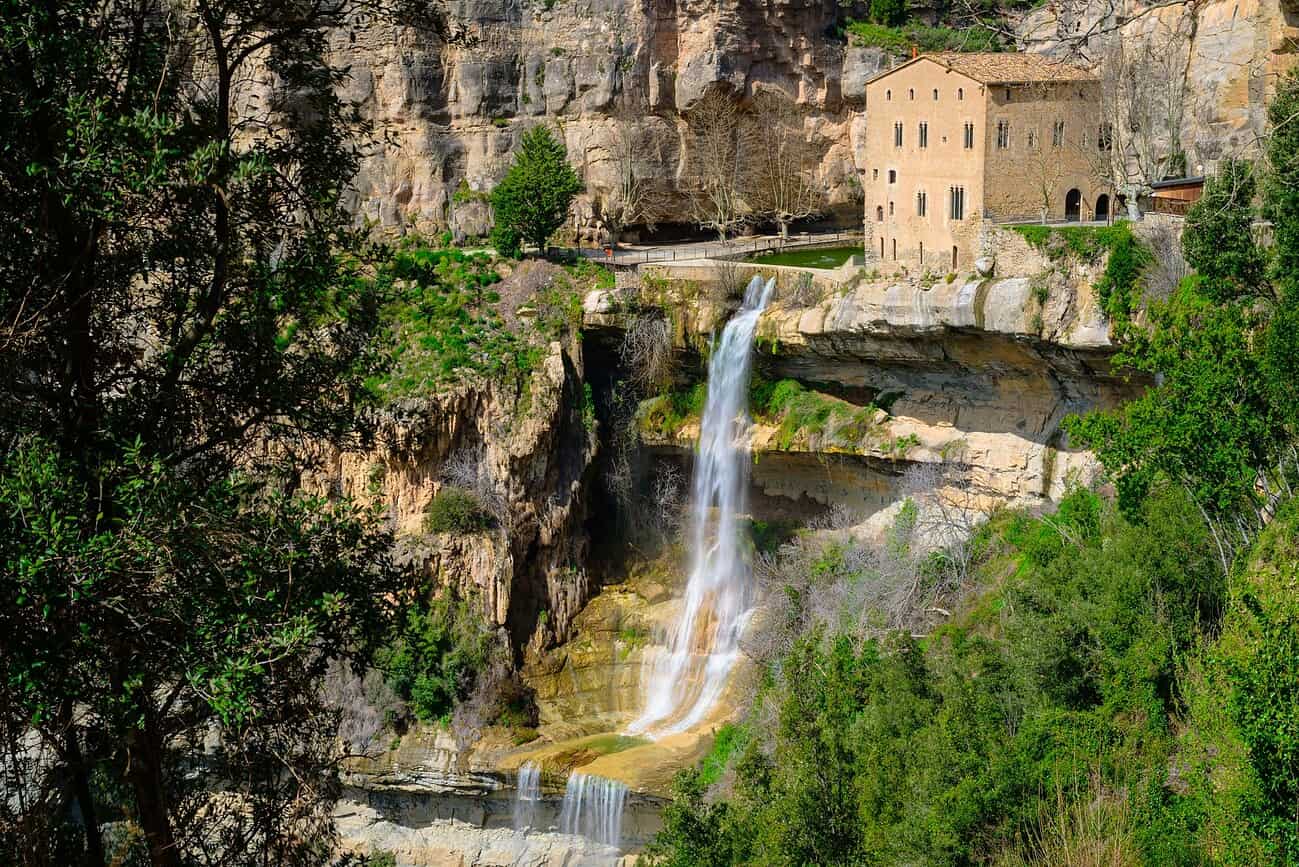Sant Miquel del Fai : une balade entre cascade et monastère caché à 50 minutes de Barcelone 1 Vue panoramique de la cascade de Sant Miquel del Fai avec le monastère caché en arrière-plan, situé à 50 minutes de Barcelone, offrant un paysage naturel et historique exceptionnel.