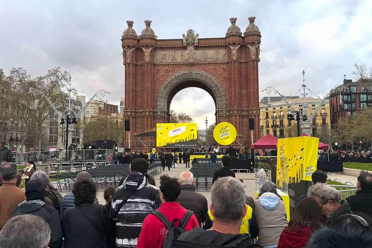 À 100 jours du Tour de France, Barcelone fait monter l'effervescence 6 Vue de l'Arc de Triomphe de Barcelone lors d'une manifestation sportive, avec des spectateurs et des panneaux jaunes, à 100 jours du départ du Tour de France.