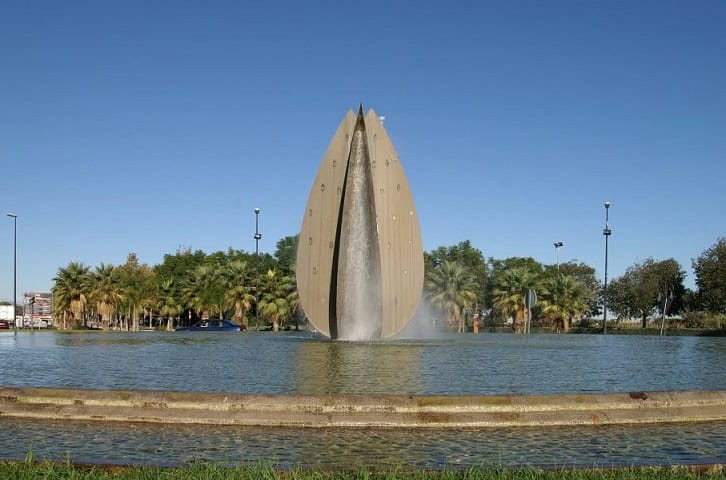 Fontaine moderne en Espagne avec forme en pétale distinctive.