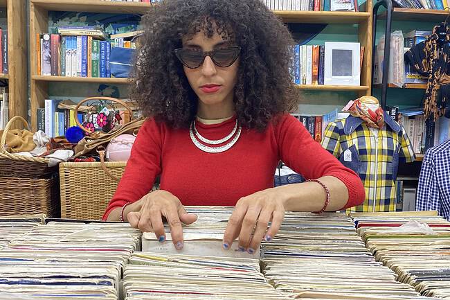 Disque vinyle vintage dans une librairie à Barcelone, ambiance rétro et sociale.