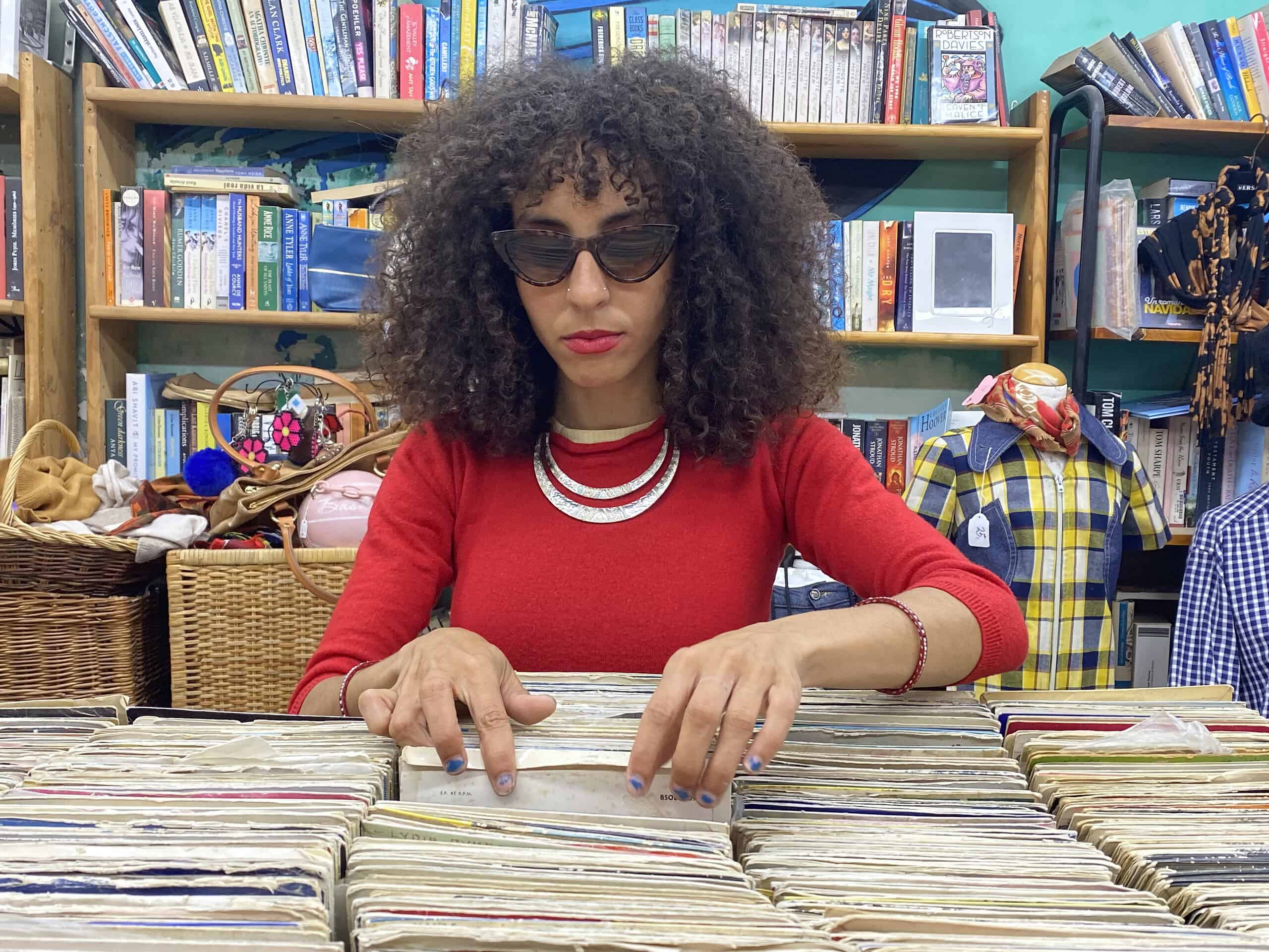 Disque vinyle vintage dans une librairie à Barcelone, ambiance rétro et sociale.