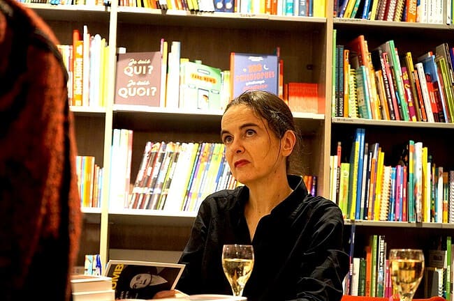 Amélie Nothomb lors d'une rencontre à Barcelone, entourée de livres dans une librairie, à l'occasion de la fête de la Sant Jordi, célébrée par la littérature et la culture catalane.