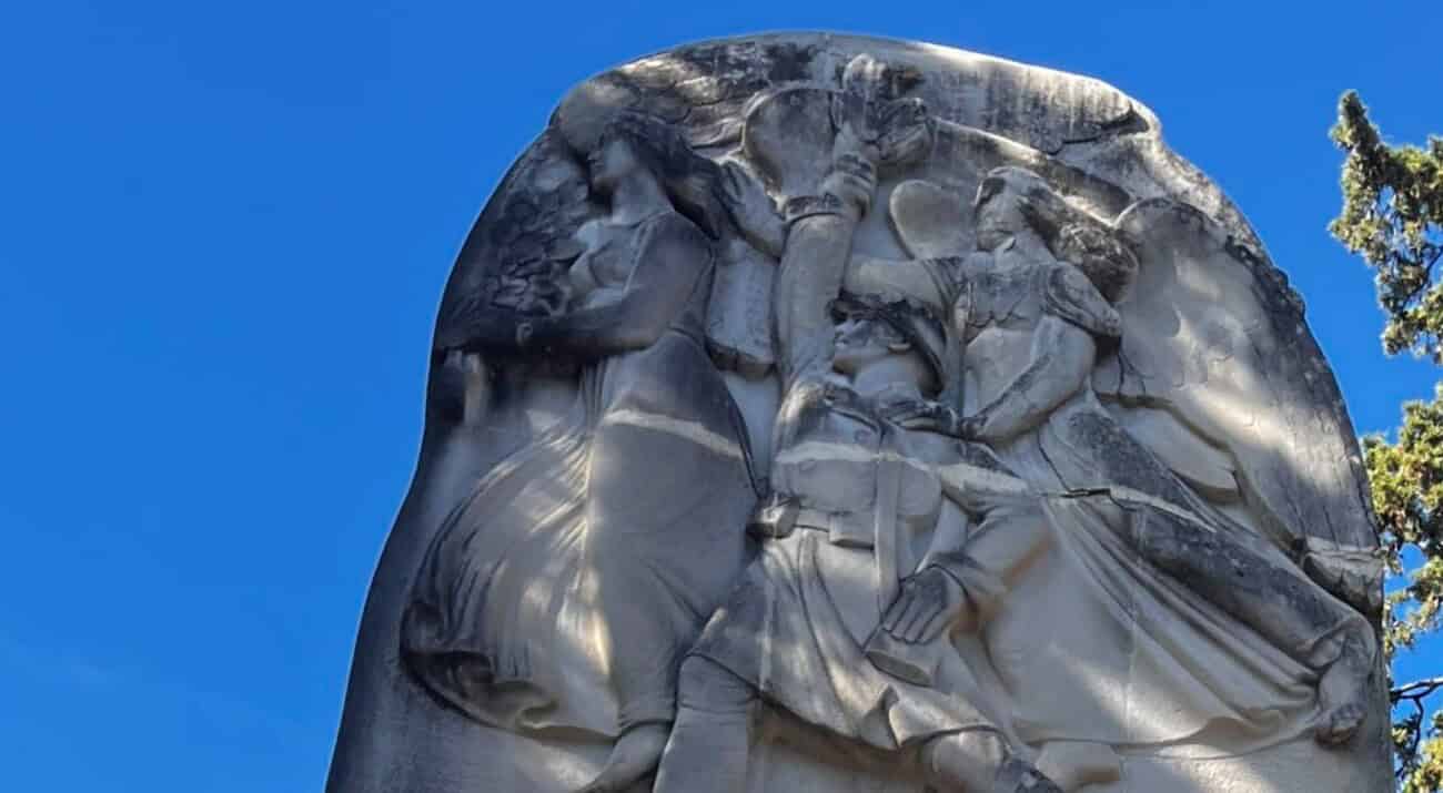 Montjuïc : sauver la pierre pour transmettre la mémoire 3 Sculpture en pierre sur le site de Montjuïc, illustrant la mémoire collective et le patrimoine culturel, dans un contexte de sauvegarde et de transmission du passé.