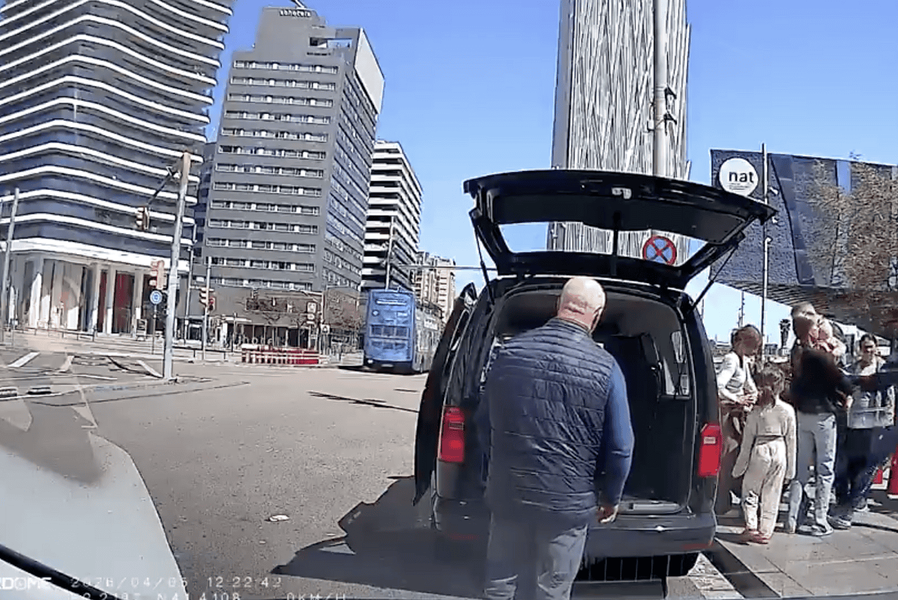 VIDEO : Vol à l'arraché à Barcelone avec un bébé dans les bras 3 Voleur en train de s'enfuir avec un bébé dans les bras à Barcelone, entouré de témoins. Incident de vol à l'arraché capturé dans une rue urbaine animée, illustrant la criminalité en milieu urbain.