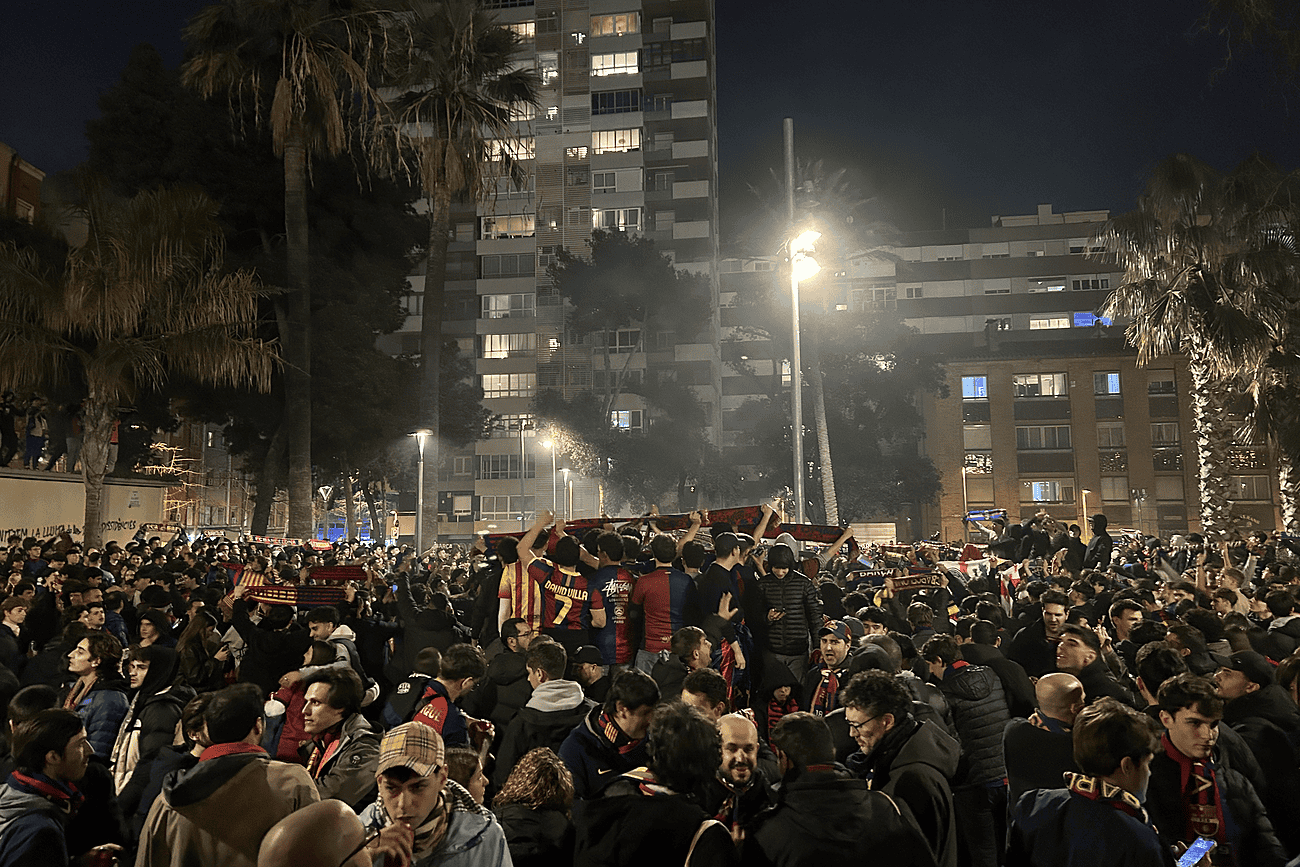 Barcelone : autour du Camp Nou, les riverains dénoncent nuisances et insécurité 5 Grande foule rassemblée autour du Camp Nou à Barcelone lors d’un cortège funèbre, avec de nombreux spectateurs et supporters présents pour rendre hommage.