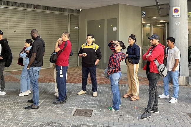 migrants regularisation file dattente barcelone