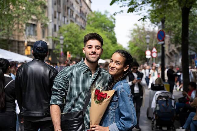 couple sant jordi roses