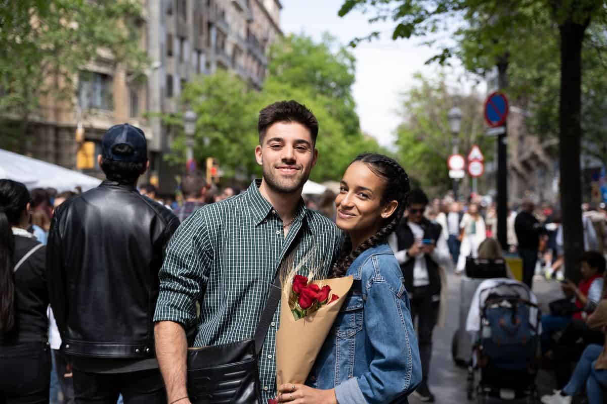 couple sant jordi roses