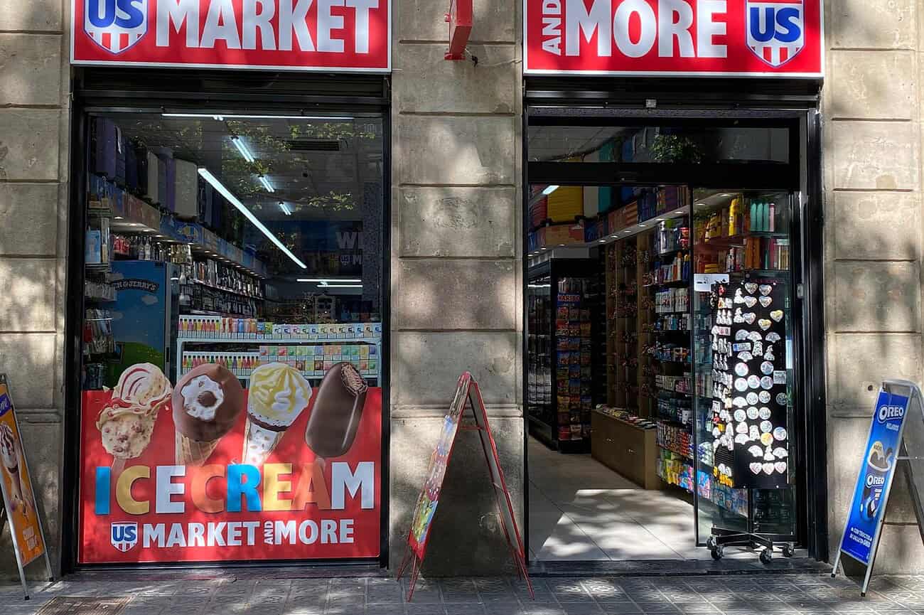 Barcelone : comment les supermarchés 24h transforment les quartiers 2 Supermarché 24h US et Plus à Barcelone, avec enseignes lumineuses et rayons bien fournis, offrant une large gamme de produits pour les habitants et les visiteurs.