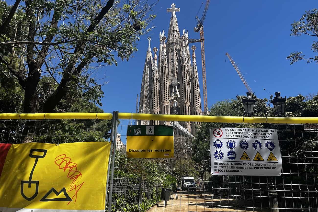 Balade dans le quartier de la Sagrada Familia en pleine rénovation, avec des travaux en cours visibles et des barrières de sécurité, en préparation de la visite du Pape.