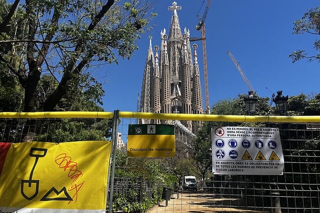 Balade dans le quartier de la Sagrada Familia en pleine rénovation, avec des travaux en cours visibles et des barrières de sécurité, en préparation de la visite du Pape.