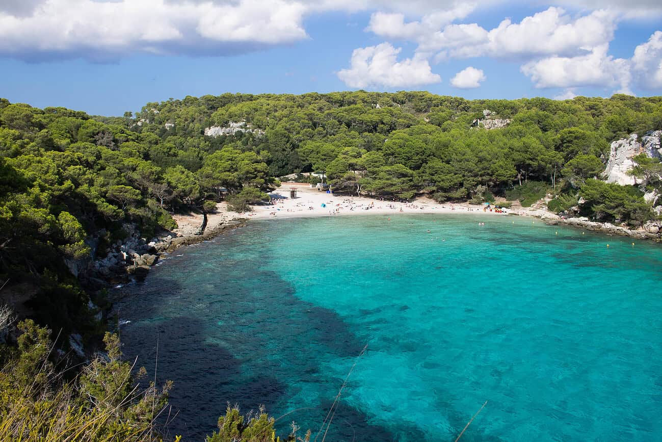 Eau turquoise et sable clair : cette crique espagnole est la 2e plus belle plage d’Europe 5 plage minorque menorca espagne
