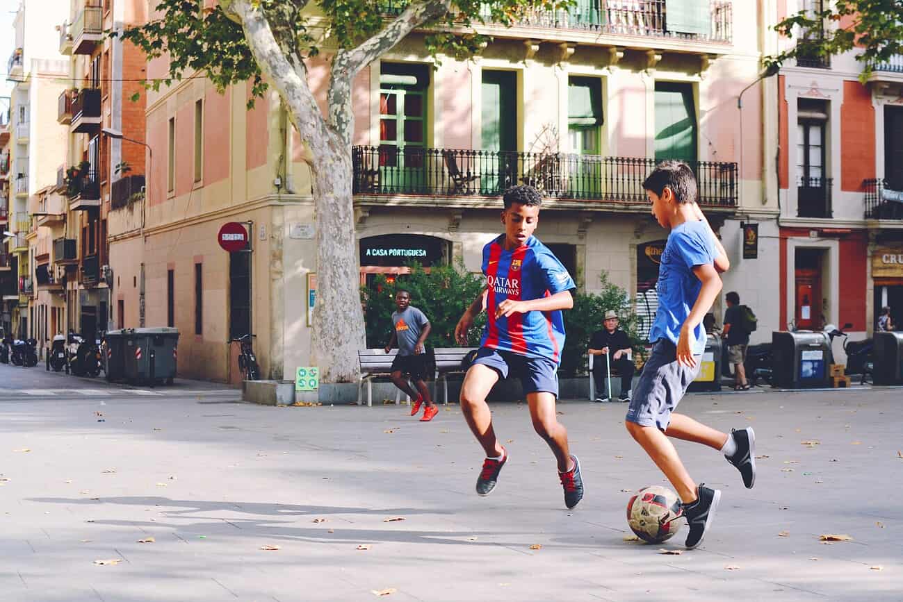 Les parties de foot sur la Ronda de Sant Antoni suscitent des tensions.
