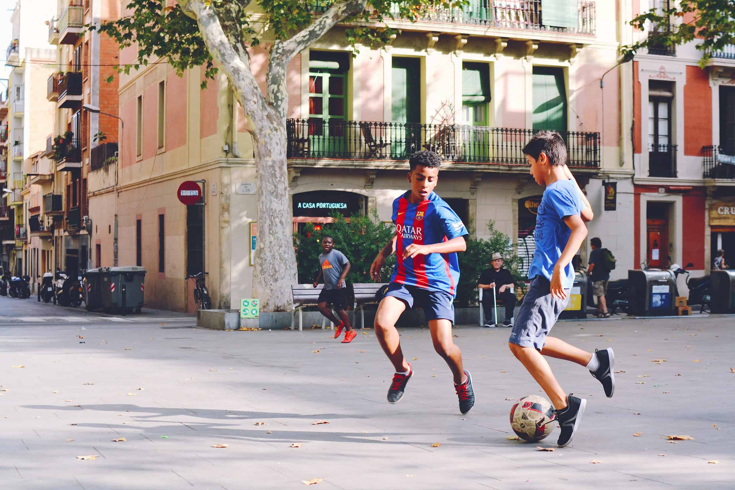 Les parties de foot sur la Ronda de Sant Antoni suscitent des tensions.