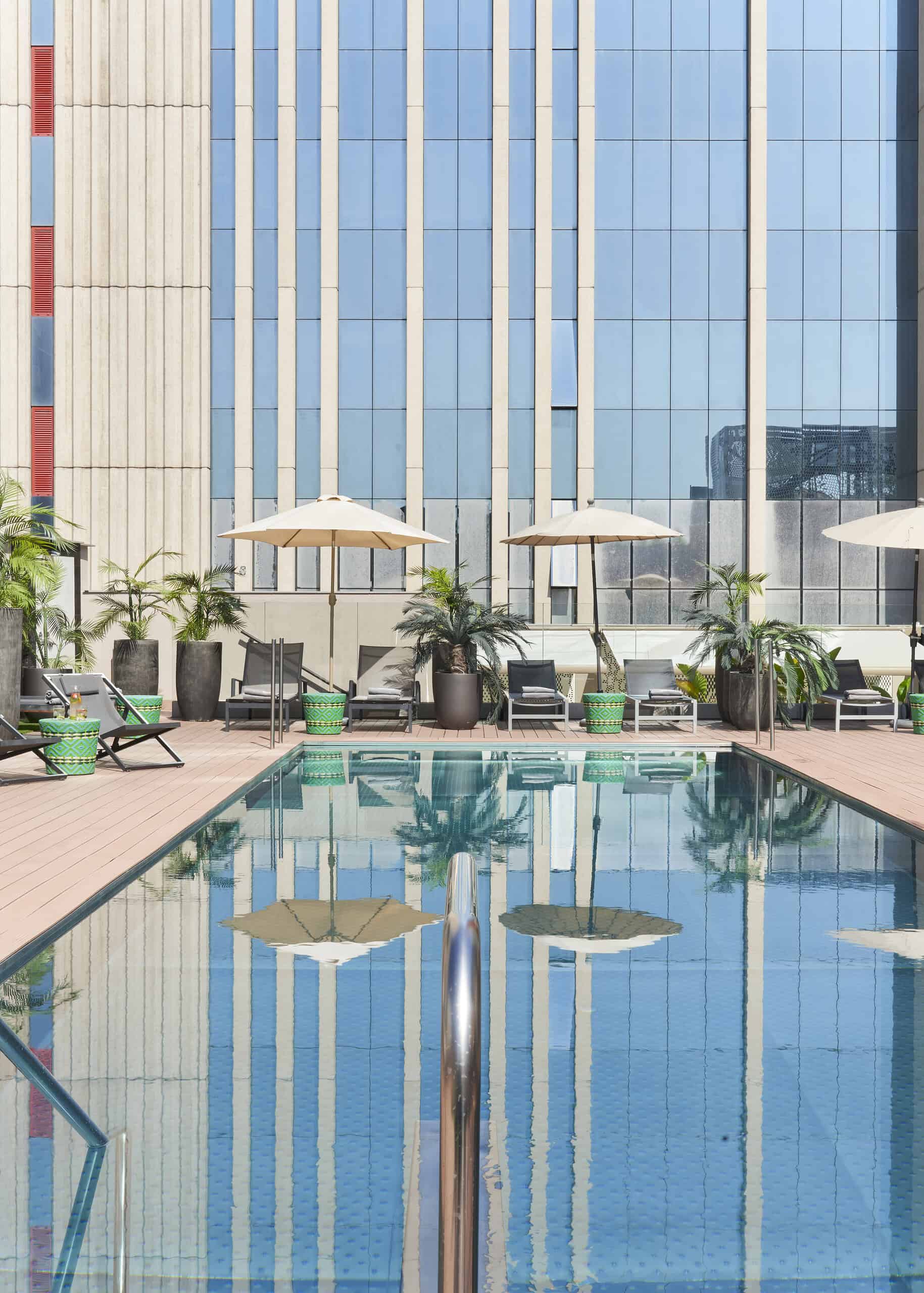 Canicule à Madrid : 5 piscines où piquer une tête sans quitter la ville 2 piscine barcelo scaled